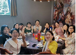 紅旗飄飄多靈播種在春天